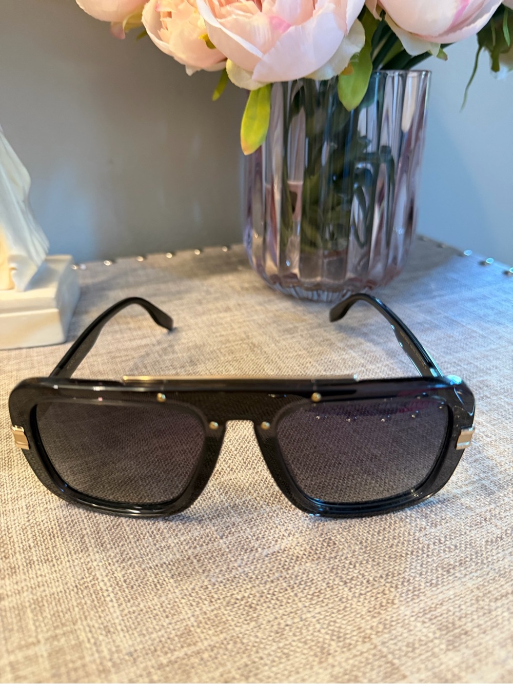 Marc Jacobs NWOT Black Women’s  Sunglasses with Yellow Case and lens cloth - Picture 4 of 14
